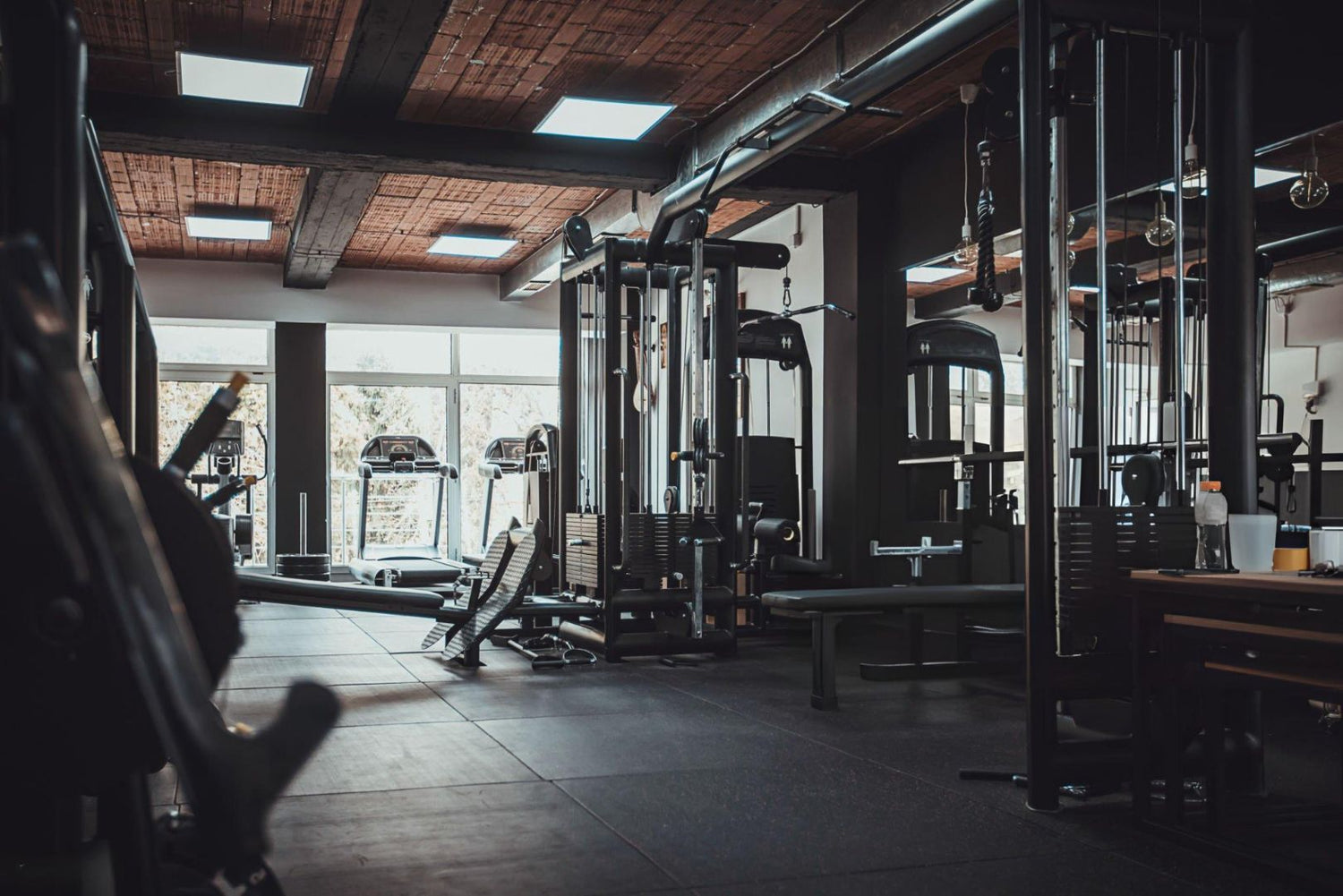 Gymsetz sportschool afbeeldingen van krachttraining apparatuur.
